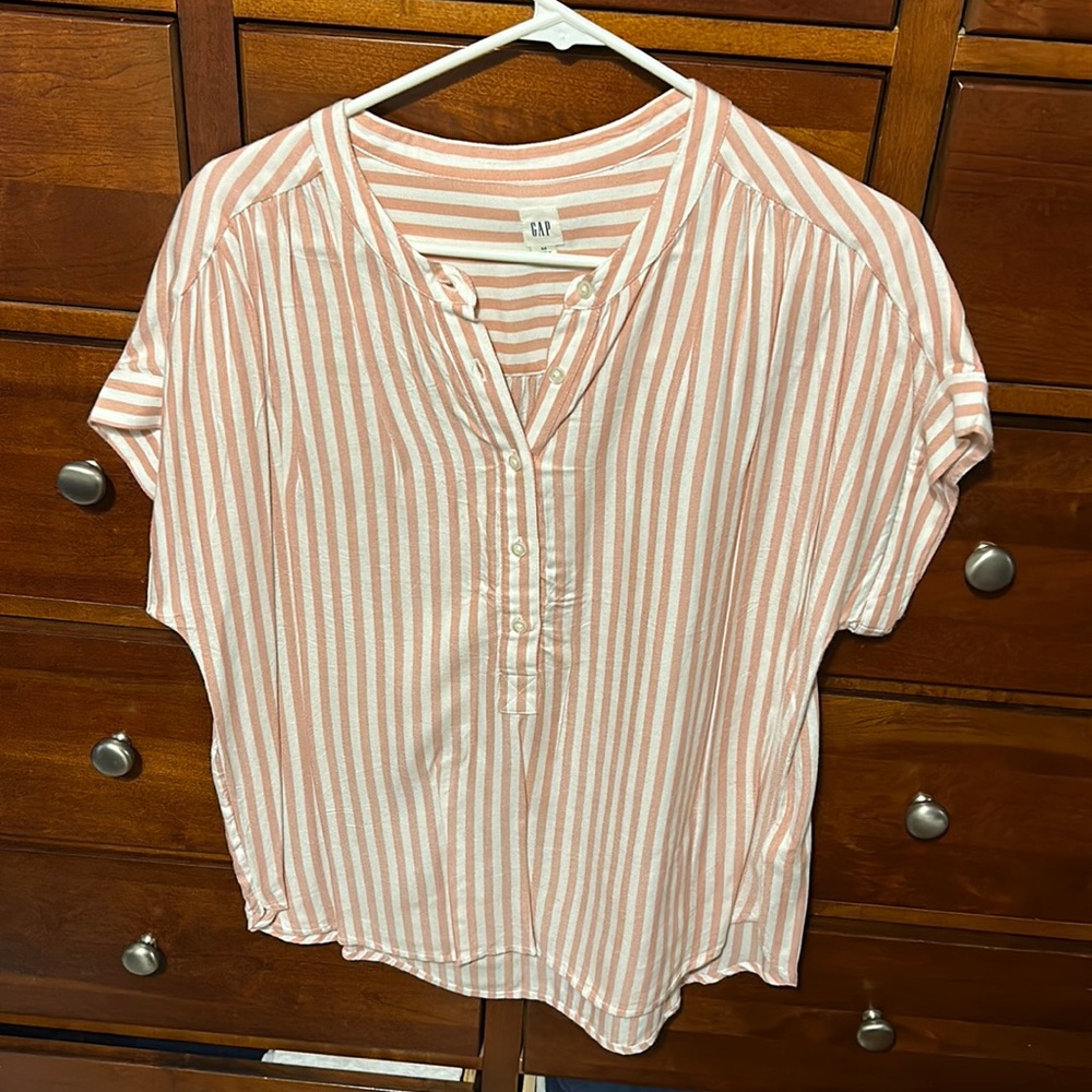 Gap medium light barely worn short sleeve top, size medium
